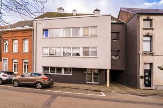 Uitzonderlijk ruim dakappartement met 5 slaapkamers, overvloedige lichtinval en 2 zuidgerichte terrassen.Op de derde verdieping van een kleinschalig...