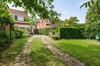 <p>Verzorgde gezinswoning met ruime garage op een perceel van 345m², fantastisch gelegen in de nabijheid van alle nodige winkels, scholen, groen, ontspanning alsook nabij de residentiele woonwijk Schotenhof. De woning werd stevig gebouwd, door de jaren goed onderhouden en bestaat o.a. uit een lichtrijke leefruimte, aansluitende keuken, veranda, drie slaapkamers, een vernieuwde badkamer en een fraai aangelegde tuin met ruime garage en serre! EPC E</p>