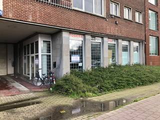 Gelijkvloerse winkelruimte op zeer centrale ligging !<br /><br />Het pand geniet een oppervlakte van +/- 136 m². <br /><br />Algemene onkosten : € 100/mnd<br />Onroerende voorheffing ten laste van de huurder<br /><br />