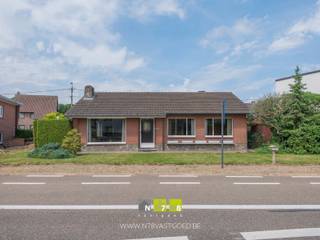 <span><strong>VRIJSTAANDE GELIJKVLOERSE WONING MET 3 SLAAPKAMERS OP EEN PERCEEL VAN 4A23CA TE DILSEN-STOKKEM (ELEN) <br /><br />TROEVEN<br /></strong>- Goede bereikbaarheid naar omliggende steden zoals Maaseik, Maasmechelen,... <br />- Dichtbij de Nederlandse grens. <br />- Gelijkvloerse woning : ideaal voor de latere levensfase! <br />- Mogelijkheid te renoveren naar je eigen droomwoning.<br />- Achterzijde woning bereikbaar via de Heirbaan. <br />- Garage &amp; extra garagebox aan de achterzijde van de woning. <br />- Beklinkerd terras.<strong><br /><br />GELIJKVLOERS 00<br /></strong>- Inkomhal (1,80m x 3,50m = 6,30m²): natuurlijk lichtinval dankzij glazen deur, elektriciteitskast, linoleum. <br />- Nachthal (1,80m x 4,80m = 8,64m²) linoleum.<br />- Woonkamer (4,00m x 7,55m = 30,20m²): veel lichtinval dankzij de raampartijen, dubbele deur naar de hal, kurkvloer</span><br /><span>- Keuken (3,10m x 3,50m = 10,85m²): geïnstalleerd met onder- en bovenkasten,lades, oven, vaatwasser, koelkast, keramische kookplaat, dampkap, aansluting wasmachine, betegelde achterwand, tegelvloer.</span><br /><span>- Toilet (1,20m x 0,85m = 1,02m²): zittoilet, deels wandbetegeling, kurkvloer.</span><br /><span>- Sas (4,00m x 1,60m = 6,40m²): tegelvloer.</span><span><br />- Badkamer (1,80m x 1,80m = 3,24m²): geïnstalleerd badmeubel met enkele lavabo, onderkasten, spiegel; aparte kolomkast, douchecabine, deels wandbetegeling, kurkvloer.<br />- Slaapkamer 1 (4,80m x 3,50m = 16,80m²): linoleum.<br />- Slaapkamer 2 (3,50m x 3,00m = 10,50m²): tapijt.<br />- Slaapkamer 3 (3,50m x 3,00m = 10,50m²): tapijt.<br /><br /></span><strong>ZOLDERVERDIEPING +01</strong><br /><br /><span><strong>EXTERIEUR</strong></span><br /><span>- garage/buitenberging<strong><br /></strong>- garagebox<br />- beklinkerd terras<br /><br /><strong>EXTRA INFORMATIE <br /></strong><span>Dit pand kan onderhevig zijn aan de renovatieverplichting die door de Vlaamse overheid wordt opgelegd voor residentiële gebouwen. Alle informatie kunt u terugvinden via https://www.vlaanderen.be/een-woning-kopen/renovatieverplichting-voor-residentiele-gebouwen-vanaf-2023.<br /></span><br />Bekijkt u deze advertentie via een aanverwante vastgoedsite, surf dan zeker naar onze website <strong>www.N78vastgoed.be</strong> voor een uitgebreide beschrijving en foto's. <strong>Meer info: +32 (0)89 86 18 88 of info@N78vastgoed.be.</strong></span>