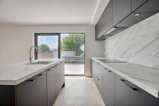 Aan de Weg naar Opoeteren 170 in Oudsbergen treffen we dit volledig gerenoveerde duplex-appartement aan, gelegen op de eerste en tweede verdieping...