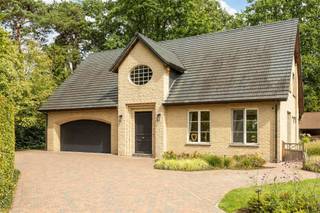 <p><span>Perfect onderhouden villa met eikenhouten bijgebouw op de grens van Schilde en Wijnegem</span></p><p><span> </span></p><p><span>* Gelijkvloers : ruime en verzorgde inkomhal met keramische tegelvloer en gastentoilet. De woonkamer en eetkamer genieten van een warme uitstraling dankzij de parketvloer. Aansluitend bevindt zich een gezellige ontbijthoek en volledig vernieuwde keuken, die een mooi zicht en directe verbinding met de prachtige tuin biedt. Verder beschikt de woning over een praktische bijkeuken met ingebouwde kasten en toegang tot het terras. De ruime garage biedt plaats aan twee wagens en is voorzien van een automatische poort.</span></p><p><span> </span></p><p><span>* Verdieping : De ruime nachthal geeft toegang tot vier volwaardige slaapkamers, afgewerkt met laminaatvloer. De recente badkamer is uitgerust met een moderne inloopdouche, dubbele wastafel, toilet en ingebouwde kasten.</span></p><p><span> </span></p><p><span>*Eikenhouten bijgebouw : Een absolute troef van deze villa is het stijlvolle eikenhouten bijgebouw, ingericht met een gezellige bar, salon en eetruimte. De ideale plek om in aller rust te genieten met familie en vrienden, zowel in de zomer als tijdens gezellige winteravonden.</span></p><p><span> </span></p><p><span>* Diverse :</span></p><p><span>- ruime bergzolder</span></p><p><span>- meerdere parkeerplaatsen voor de woning</span></p><p><span>- cv op gas met condensatieketel</span></p><p><span>- elektrische verwarming in de slaapkamers</span></p><p><span>- tuinhuis en bijkomende tuinberging</span></p><p><span>- prachtige vijver</span></p><p><span>- ruime, aangelegde tuin met veel privacy</span></p><p><span> </span></p><p><span>Deze uitstekend onderhouden en degelijk gebouwde villa combineert ruimte, comfort en een uitzonderlijke buitenbeleving. Gelegen op een gegeerde locatie op de grens van Schilde en Wijnegem, vlak bij het park van Schilde, geniet u hier van een aangename woonomgeving met een vlotte bereikbaarheid.</span></p>