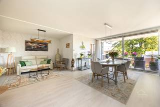 <p><span>Instapklaar 2-slaapkamerappartement met 2 terrassen en garagebox in Wilrijk</span></p><p><span> </span></p><p><span>Op zoek naar een </span><span>instapklaar appartement met twee slaapkamers, twee terrassen én een garagebox</span><span>? Dan is dit verzorgde appartement aan de </span><span>Groenenborgerlaan 22 in Wilrijk</span><span> zeker een bezoekje waard!</span></p><p><span> </span></p><p><span>Het appartement bevindt zich op de </span><span>2de verdieping van een goed onderhouden gebouw met lift</span><span> en biedt een aangename combinatie van comfort, praktische ruimtes en buitenruimte.</span></p><p><span>Bij het binnenkomen geniet je van een </span><span>volledig ingerichte keuken</span><span> en een </span><span>recent vernieuwde badkamer</span><span>. Daarnaast beschikt het appartement over een </span><span>apart toilet</span><span> en twee volwaardige slaapkamers. In beide slaapkamers zijn </span><span>rolluiken</span><span> aanwezig, ideaal voor extra privacy en verduistering.</span></p><p><span> </span></p><p><span>Een absolute troef zijn de </span><span>twee terrassen</span><span>: zowel aan de voorzijde als aan de achterzijde van het appartement is er een terras aanwezig. Zo kan je op elk moment van de dag genieten van een aangenaam plekje in de buitenlucht.</span></p><p><span>Verder beschikt het appartement over een </span><span>kelderberging</span><span>, handig voor extra opslagruimte.</span></p><p><span>De algemene kosten bedragen 200 euro (gas, water, minuterie, poets, tuin, lift, syndicus)</span></p><p><span> </span></p><p><span>Troeven op een rijtje</span></p><ul><li><span>Instapklaar appartement</span></li><li><span>2 slaapkamers</span></li><li><span>Lift aanwezig</span></li><li><span>Terras aan de voorzijde én achterzijde</span></li><li><span>Rolluiken in beide slaapkamers</span></li><li><span>Kelderberging</span></li><li><span>Inpandige garagebox bij aan te kopen voor €30.000</span></li></ul><p><span>Een appartement met tal van troeven op een </span><span>aangename locatie in Wilrijk</span><span>, ideaal voor starters, koppels of wie op zoek is naar een comfortabele woonst met praktische extra's.</span></p><p><span>Interesse? Plan vandaag nog uw bezoek en ontdek zelf de mogelijkheden van dit instapklare appartement!</span></p><p><span>Sven@home4you.be</span></p><p><span> </span></p><p><span> </span></p>
