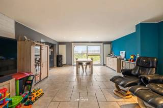 In de rustige Molenhoekstraat te Meerdonk bevindt zich deze ruime open bebouwing met een prachtig open zicht op de polders. De woning combineert ruimte, licht en flexibiliteit en is ideaal voor wie op zoek is naar een woning in een groene omgeving.<br /><br />Je komt binnen via de inkomhal, die toegang geeft tot de lichtrijke leef- en eetruimte met grote raampartijen en aangenaam zicht op de tuin. Aansluitend bevindt zich de open, volledig geïnstalleerde keuken met extra eethoek.<br /><br />Op de verdieping bevinden zich drie ruime slaapkamers en een badkamer. Daarnaast wordt er beneden momenteel een tweede badkamer voorzien, die nog niet zichtbaar is op de huidige foto’s – een extra comforttroef voor grotere gezinnen of gecombineerd wonen.<br /><br />Naast de hoofdwoning bevindt zich een ruim bijgebouw dat beschikt over: een eigen keuken, badkamer, gastentoilet, eigen verwarming en elektriciteit<br /><br />Buiten geniet je van een grote tuin en terras die momenteel volledig opnieuw werden aangelegd, waardoor je meteen kan genieten van een verzorgde en hedendaagse buitenruimte. De oprit achter de poort biedt plaats aan drie wagens. Het open polderzicht en de nabijheid van fiets- en wandelroutes maken deze ligging extra aantrekkelijk.<br /><br />Troeven:<br />•	Open bebouwing in rustige, groene omgeving<br />•	4 slaapkamers<br />•	Nieuwe aanleg van tuin en terras<br />•	Tweede badkamer in aanleg (beneden)<br />•	Riant bijgebouw <br />•	Ruime parkeermogelijkheden<br />•	EPC C – geen renovatieplicht<br /><br />Op zoek naar een ruime woning op een uitzonderlijke ligging?<br />Contacteer ons via 052 46 38 03 voor meer informatie of een bezoek.<br /><br />