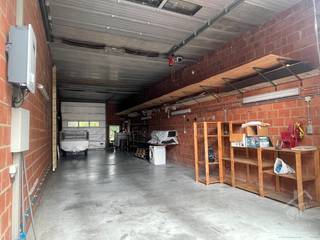 <p>Dit goed toegankelijk magazijn van 90m² (5 x 18) met een poorthoogte van 4 meter is gelegen aan de Moorselbaan in Aalst, een strategische locatie die uitstekende mogelijkheden biedt voor uw bedrijfsactiviteiten. De veelzijdigheid van deze ruimte laat zich moeiteloos aanpassen aan verschillende opslag- of werkbehoeften, waardoor het een ideale keuze is voor ondernemers die behoefte hebben aan ruimte en flexibiliteit.<br /><br />De opgegeven prijs is excl btw en deelname in de OV.</p>
 

<p>Aarzel niet ons te contacteren voor bezoek of meer informatie.</p>