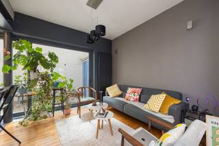 Zalig wonen op ‘t Zuid? Ontdek dit modern appartement met authentieke elementen en terras aan het KMSKA.Het gebouw is gelegen aan de Leopold de...