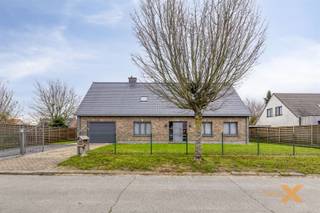 In een rustige, aangename wijk in Lievegem treffen we deze bijzonder ruime woning aan, perfect voor wie op zoek is naar een degelijk...