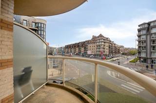 Située le long de la Koninklijke Baan à Koksijde, nous trouvons la résidence Campanula (construite en 2000) avec l'appartement (38 m²) à vendre. L'appartement dispose d'une chambre séparée et d'une terrasse adjacente au salon. L'appartement est situé à quelques pas des commerces, des restaurants, des transports en commun et de la plage ! Un débarras privé au sous-sol est inclus dans le prix. Vous recherchez un bien immobilier intéressant à Koksijde ? Assurez-vous de continuer à lire !MISE EN PAGE> Premier étage :- Hall d'entrée ; - Espace de vie lumineux avec accès à la terrasse ;- Salle de bain avec toilettes, lavabo et douche ;- Chambre à coucher ;- Entreposage privé au sous-sol inclus dans le prix ;- Local à vélos avec 1 crochet à vélo par numéro d'appartement ; Dans l'ensemble :- Label EPC D (326 kWh/m²) = aucune obligation de rénovation- Emplacement central à proximité de la plage, des commerces et des transports en communVous recherchez un appartement, un investissement ou une résidence secondaire ? N'hésitez pas à contacter notre bureau de Dewaele Koksijde : 058 330 600Registre des mesures: non