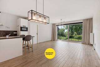Ben je op zoek naar een instapklaar appartement met ruim terras en een rustig, groen uitzicht? Of ben je investeerder en zoek je een slimme vastgoedbelegging nabij Brussel die meteen rendement kan opleveren? Dan is dit recente appartement in residentie Albert absoluut het ontdekken waard.<br />Het appartement is volledig vrij van gebruik en momenteel niet verhuurd. Dat biedt maximale flexibiliteit: ideaal voor wie er zelf wil wonen, maar evengoed voor wie het appartement wenst te verhuren.<br />Gelegen op de tweede verdieping en bereikbaar met de lift, verwelkomt het appartement je via een inkomhal met apart toilet. Van daaruit kom je in de lichtrijke leefruimte met open, uitgeruste keuken en praktische berging. Aansluitend bevindt zich het ruime terras aan de rustige achterzijde van het gebouw, waar je geniet van een aangenaam zicht op het achterliggende groen.<br />Verder beschikt het appartement over een ruime slaapkamer met geïntegreerde dressing. Vanuit de slaapkamer heb je rechtstreeks toegang tot de badkamer met inloopdouche.<br />Het gebouw dateert van 2016 en verkeert in uitstekende staat van onderhoud. De degelijke afwerking en de verzorgde residentie maken dit appartement bijzonder aantrekkelijk. Dankzij de ligging aan de Romeinse Oprit geniet je bovendien van een vlotte bereikbaarheid, met openbaar vervoer, belangrijke invalswegen en de Brusselse rand in de onmiddellijke nabijheid. EPC: B (69 kWh/m² jaar). Stedenbouwkundige inlichtingen in aanvraag. De vermelde prijs is een startprijs. Elk bod hoger dan de vermelde prijs wordt overgemaakt aan de eigenaar die zich het recht voorbehoudt om dit al dan niet te aanvaarden. Ref. BR00432