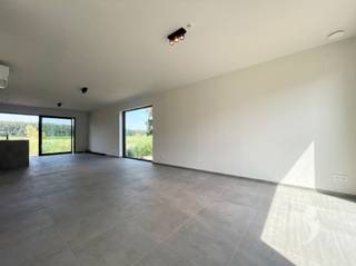 <p><span>Bijzonder energiezuinige nieuwbouwwoning te Wilsele.</span></p><p><span> </span></p><p><span>Deze gloednieuwe woning heeft 4 slaapkamers, een volledig uitgeruste keuken en badkamer. Deze biedt u niet alleen optimaal comfort maar ook een lage energiefactuur.</span></p><p><span>Daar er bijzonder veel rekening wordt gehouden met optimalisatie van het leefmilieu (verwarming, ventilatie, isolatie...) bekomt men een zeer streng E-peil </span></p><p><span>Ook de indeling van de woning is bijzonder praktisch. De gelijkvloerse verdieping is voorzien van een handige inkomhal met gastentoilet, grote leefruimte en open keuken met kookeiland (uitgerust met Miele toestellen). De berging biedt extra opbergruimte.</span></p><p><span> </span></p><p><span>De bovenverdieping is bereikbaar via een mooi afgewerkte eiken trap. Dankzij de 4 slaapkamers is er aan slaap-/hobby-/thuiswerkruimte geen gebrek!</span></p><p><span>Deze verdieping geniet ook van een apart toilet. De badkamer is volledig afgewerkt met een douche, ligbad en dubbele wastafel.</span></p><p><span> </span></p><p><span>Het dak is voorzien van zonnepanelen en de woning is voorzien van een thuis batterij. </span></p><p><span>Verwarming a.d.h.v. een lucht/lucht-warmtepomp. Warm water via een warmtepomp boiler.</span></p><p><span>Vooraan de woning is er parkeerplaats de wagen voorzien en er is een laadpaal aanwezig voor elektrische wagens. </span></p><p><span>Daarnaast is er uiteraard ook nog een waterput aanwezig.</span></p><p><span> </span></p><p><span>De woning is onmiddellijk beschikbaar voor korte duur huurovereenkomsten.</span></p><p><span>De tuin zal later dit jaar aangelegd worden. Deze is voorzien van een fijn terras en een mooi stuk tuin met grasplein dat makkelijk te onderhouden is. Er is reeds een tuinhuis voorzien.</span></p><p><span>Interesse in deze nieuwbouw woning? vraag uw bezoek aan via onze website!</span></p><p><span> </span></p>