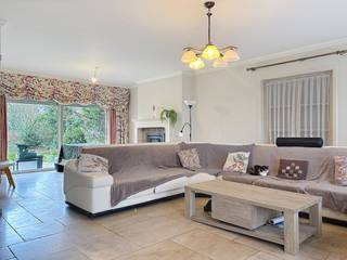 Le moyen le plus rapide pour visiter ce loft ? Demandez votre visite via le bouton rouge de notre site Web (www.dewaele.com) et vous serez contacté par l'un de nos experts en location. Villa spacieuse et confortable avec grand jardin paysager près du centre de MoorsledeLa maison est agencée comme suit- Hall d'entrée - Espace de vie- Cuisine entièrement équipée- Espace de bureau- Rangement- 2 toilettes- 4 chambres- Salle de bain avec vasque et baignoire- Vestiaire- Un garage- Jardin avec bassin Dans l'ensemble : - Prêt à emménager- Grand jardin avec bassin et terrasse paysagée- Bien situé pour accéder aux routesÊtes-vous intéressé par cette propriété à louer à Moorslede ? N'hésitez pas à nous contacter.