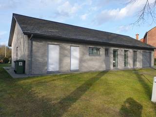 Deze moderne woning, bungalow-type, werd in 2018-2019 volledig gerenoveerd.   Dit resulteert in een energie-zuinige woning, label B (125...