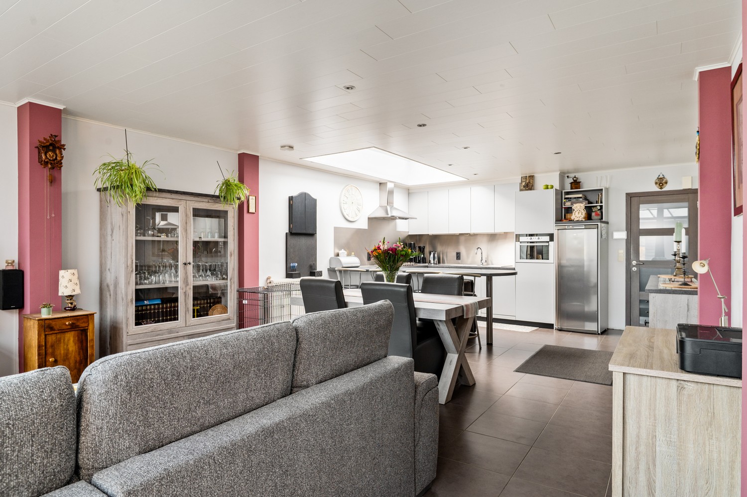 Ruime woning met 3 tot 4 slaapkamers en 3 autostaanplaatsen in een rustige straat - foto 4