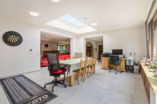 TE KOOP AALTER - VRIJ BEROEP MOGELIJKWelkom in deze ruime villa in Aalter !De troeven van dit pand zijn:- Uitzonderlijk groot perceel 5263 m²- Zeer...