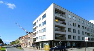 Dit mooie hoekappartement is gelegen op de derde verdieping en biedt een schitterend uitzicht op de Sint-Baafskerk en de Torhoutse Steenweg...