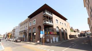 Dit ruime en <strong>uitstekend onderhouden appartement van 126 m²</strong> bevindt zich op de tweede verdieping van een verzorgde residentie, midden in het centrum van Roeselare.<br />Dankzij deze<strong> toplocatie</strong> bevinden winkels, horecazaken, openbaar vervoer en het station zich op wandelafstand. Bovendien geniet u vanuit het appartement van een aangenaam uitzicht op het groene De Coninckplein.<br /><br />Via de lichtrijke inkomhal met praktische inbouwkasten betreedt u het appartement. Vanuit de hal heeft u toegang tot het gastentoilet en de ruime leefruimte. De woonkamer baadt in natuurlijk licht dankzij de grote raampartijen en vormt een open, aangename woonomgeving. Aansluitend bevindt zich een afzonderlijk terras waar u in alle rust kunt genieten van het uitzicht op het plein.<br />De aparte, volledig uitgeruste keuken beschikt over een elektrische kookplaat, oven, dampkap, vaatwasmachine en koelkast. Daarnaast is er een praktische wasplaats/berging.<br />Het appartement telt twee volwaardige slaapkamers, beide voorzien van ingebouwde kasten. Eén van de slaapkamers beschikt bovendien over een eigen wastafel.<br />De badkamer is ingericht met een badkamermeubel, ligbad, douche en toilet.<br />De verwarming gebeurt via vloerverwarming.<br /><br />Een absolute meerwaarde is de <u><strong>dubbele garage</strong></u> die beschikbaar is. In het centrum van Roeselare is dit een bijzonder sterke troef, die niet alleen ruime parkeermogelijkheden biedt.<br />Daarnaast beschikt het appartement op het gelijkvloers over een ruime, afzonderlijke en afgesloten berging.<br /><br />Beschikbaar : onmiddellijk.<br />Garage : €75/maand.<br />Gemeenschappelijke kosten: afrekening per kwartaal.<br /><br /><strong><u>Interesse in dit appartement? </u></strong><br />Ga naar www.dicasa.be, klik op het pand dat u wenst te huren en vul via de knop "Ik ben kandidaat" een kort profiel in.<br />Enkel via deze weg kunnen bezichtigingen aangevraagd worden – telefonisch worden geen afspraken ingepland.