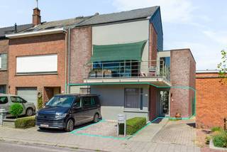 Zeer gunstig gelegen <em><strong>gelijkvloersappartement</strong></em> in een straat zonder doorgaand verkeer! Dit appartement bevindt zich <strong><em>op wandelafstand van het centrum</em></strong> met enkele scholen, supermarkt Jumbo en het openbaar vervoer. Het eigendom is tevens makkelijk bereikbaar nabij de oprit E19 Antwerpen-Brussel. Het ligt nabij het jaagpad langsheen de Nete en het park van Rumst, ideaal voor wandel- en fietsliefhebbers. <br /><br />Dit pand bevindt zich in een kleinschalig gebouw bestaande uit 2 appartementen. Er is geen syndicus en er zijn ook geen gemeenschappelijke kosten. Het bouwjaar is 2007, het gebouw is volledig asbestvrij. De keuring van de elektriciteit is <strong><em>conform</em></strong> en het EPC heeft een zeer goed score: <strong><em>Label B</em></strong>! Het is ingedeeld in: een inkomhall met ruimte voor vestiaire, een woonkamer, een open ingerichte keuken, een berging, een apart toilet, een ingerichte badkamer en 2 slaapkamers. Er is parkeergelegenheid op de privatieve <em><strong>autostaanplaats</strong></em> voorzien voor 1 wagen. Verder beschikt dit eigendom nog over een ruim <strong><em>terras</em></strong> aangelegd met beplantingen en een tuinhuis. <br /><br />Dit appartement werd steeds zeer goed onderhouden en is volledig <strong><em>instapklaar</em></strong>! <br /><br />