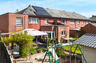 Bent u op zoek naar een energiezuinige en instapklare woning in een rustige buurt van Zele? Deze verzorgde woning met zonnepanelen en EPC-label B biedt modern comfort zonder renovatiezorgen.<br /><br /><strong>De indeling:</strong><br />Op het gelijkvloers komt u binnen via de inkomhal met gastentoilet. De lichte leefruimte met open keuken vormt het hart van de woning. Verder vindt u hier een praktische berging en een inpandige garage met automatische poort.<br /><br />De eerste verdieping beschikt over <strong>vier volwaardige slaapkamers</strong> en een verzorgde badkamer met tweede toilet. Op de tweede verdieping bevindt zich een <strong>grote, geïsoleerde zolder </strong>(36 m²) die u naar wens kunt inrichten als extra hobbyruimte of master bedroom.<br /><br />Buiten geniet u van een zonnige, praktisch ingerichte tuin inclusief speeltoestellen voor de kinderen. Dankzij de uitstekende isolatie en rolluiken overal woont u hier uiterst comfortabel en energiezuinig.<br /><br /><strong>Bezoek inplannen?</strong><br />Neem contact op met <strong>Kübra via 04 65 08 41 48</strong> of mail naar <strong>kubra@ocvastgoed.be</strong>.<br /><br />EPC: 151 kWh/m²jaar (B-label)<br />Bruikbare vloeroppervlakte 179 m² (Volgens het EPC-verslag) - Perceeloppervlakte 300 m²<br />Stedenbouwkundige inlichtingen: Woonuitbreidingsgebied, bouw vergund, geen verkavelingsvergunning, geen rechterlijke herstelmaatregel of bestuurlijke maatregel opgelegd, geen voorkooprecht.<br />Geen overstromingsgevoelig gebied. P-score = C, G-score = C<br />Elektriciteit niet-conform