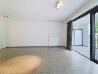 Dit recent gelijkvloers appartement in residentie De Zilvertorens is zeer rustig gelegen in de dorpskern van Bassevelde op wandelafstand van winkels, school, horeca, ... en heeft uitzicht op de pastorietuin<br /><br />Het is tevens gelegen naast zorgcampus Sint-Bernardus waar gebruik kan gemaakt worden van de maaltijdservice en ontspanning<br /><br />Het appartement heeft tal van aanpassingen voor senioren zoals een grote brede lift en drempelluwe terrassen.<br /><br />Indeling :<br />ruime living met aansluitend een open ingerichte keuken, berging/wasplaats, apart toilet, badkamer met inloopdouche, badkamermeubel en toilet, 2 slaapkamers, groot leefterras vooraan, tweede terras achteraan en in de kelderverdieping een autostaanplaats, aparte berging en gemeenschappelijke fietsenberging.<br /><br />Vrij 1 september 2026.<br /><br />CV op aardgas<br /><br />EPC : 103 kWh/m² = label B<br /><br />Huurprijs is inclusief gemeenschappelijke kosten<br />