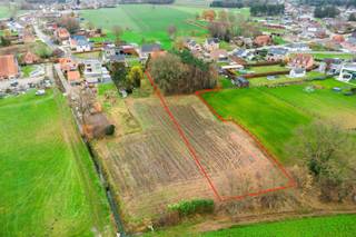 Deze te renoveren, karaktervolle hoeve op een perceel bestaande uit de voorliggende grond en een achterliggend bos, rustig gelegen in de Hessie te Mol, biedt ontzettend veel mogelijkheden voor wie op zoek is naar ruimte, rust en potentieel. Alle dagdagelijkse voorzieningen bevinden zich bovendien in de nabije omgeving.<br /><br />Indeling:<br />Het huidige woongedeelte omvat ongeveer 150 m² en bestaat uit een woonkamer, een eetkamer, een berging, een gelijkvloerse slaapkamer, twee slaapkamers op de verdieping en een aparte zolderruimte. Daarnaast zijn er twee grote open ruimtes die vroeger dienst deden als stallen en opslag, samen goed voor 146 m², met daarboven nog een bijkomende zolder van 60 m². De hoeve, daterend uit 1934, ademt authenticiteit en charme uit en biedt talloze mogelijkheden voor renovatie en herinrichting.<br /><br />Buitenruimte:<br />Het perceel omvat de voorste grond rond de hoeve en een achterliggend bos, dat eveneens in agrarisch gebied ligt. Dit bos zorgt voor extra privacy, een natuurlijke omgeving en een rustige groene buffer achter de woning.<br />Voor wie nog meer ruimte wenst, kan het achterliggende landbouwperceel van 24a 24ca optioneel worden aangekocht voor €15.000, wat bijkomende mogelijkheden biedt voor bijvoorbeeld het houden van dieren zoals paarden.<br /><br />Troeven:<br />- Enorm veel potentieel<br />- Beschikbare, voorwaardelijk goedgekeurde verkavelingsvergunning voor opsplitsing naar twee bouwgronden voor open bebouwing<br />- Zeer ruime woning met tal van mogelijkheden<br />- Inclusief achterliggend bos (agrarisch gebied)<br />- Optioneel extra landbouwperceel van 24a 24ca voor €15.000<br />- Ideaal voor dieren- en paardenliefhebbers<br />- Rustige, landelijke ligging<br /><br />Renovatieverplichting residentiële gebouwen van toepassing. Meer info: https://energiesparen.be/renovatieverplichting.<br /><br />Voor meer info of een bezoek contacteer ons via info@vastengoed.be of via 014/72 73 74.<br /><br />Wenst u een gratis schatting van uw eigendom? Contacteer ons via 014/72 73 74.