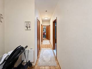 <strong>Wonen of investeren in het hart van Lier</strong><br /><br />In het centrum van Lier vindt U dit appartement met een oppervlakte van 86 m², gelegen in een gebouw met lift. De centrale ligging maakt het een aantrekkelijke uitvalsbasis voor wie graag in de stad woont.<br /><br />Het appartement beschikt over een leefruimte met open keuken en een praktische berging, die extra opbergruimte biedt. De aanwezigheid van een lift draagt bij aan het dagelijkse comfort.<br /><br />Het appartement is momenteel verhuurd voor € 795 per maand, waardoor het ook interessant kan zijn voor wie op zoek is naar een vastgoedinvestering met bestaande huurinkomsten.<br /><br />Daarnaast heeft U de mogelijkheid om een staanplaats in de ondergrondse garage aan te kopen, een waardevolle aanvulling op deze centrumlocatie.<br /><br />Wenst U meer informatie of een bezoek? Neem gerust contact met ons op.