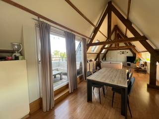 Dit hedendaagse appartement met centrale ligging in de dorpskern van Nazareth heeft alle winkels en openbaar vervoer op wandelafstand.
Het appartement is gelegen op de 2de verdieping (geen lift), biedt 90 m² woonoppervlak en is ingedeeld als volgt; ruime hall, living met open ingerichte keuken (voorzien van alle toestellen incl. vaatwas), een ruime slaapkamer, een 2de slaapkamer of dressing, wasplaats, een badkamer met douchecel, een afzonderlijk toilet, een terras (namiddag en avondzon), een ruime kelderberging.
Interesse in deze leuke eigendom, contacteer ons voor meer informatie of een bezoek!!
www.descheldegalm.be