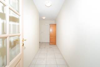 Instapklaar en lichtrijk 2-slaapkamerappartement met terras Aalst<br />Op een gunstige ligging aan de Asserendries bevindt zich dit ruim en uitstekend onderhouden appartement van ca. 100 m², gelegen op de eerste verdieping van een verzorgd appartementsgebouw met lift.<br />Het appartement verwelkomt u via een ruime inkomhal met gastentoilet en geeft toegang tot een bijzonder lichtrijke leefruimte waar comfort en gezelligheid centraal staan. Aansluitend bevindt zich een praktische tussenruimte/wasplaats met aansluitingen voor wasmachine en droogkast, een wasbak en de recent vernieuwde energiezuinige gascondensatieketel.<br />Via de nachthal bereikt u de volledig ingerichte keuken, voorzien van alle comfort: koelkast, elektrische kookplaat, oven en vaatwasser. Vanuit de keuken heeft u rechtstreeks toegang tot het gezellige terras aan de achterzijde van het gebouw, waar u in alle rust kan genieten van de ochtendzon en het uitzicht op de groene gemeenschappelijke tuin.<br />Verder beschikt het appartement over twee volwaardige slaapkamers, waaronder een ruime master bedroom en een tweede kamer die perfect dienst kan doen als kinder-, tiener- of bureelruimte.<br />De badkamer is uitgerust met een ligbad en een stijlvol badkamermeubel met dubbele geïntegreerde wastafel.<br />Extra troeven:<br />•EPC-label B <br />•Energiezuinige verwarming met recente gascondensatieketel (2023)<br />•Ondergrondse garage niet inbegrepen maar wel verplichting tot aankoop (€ 25 000)<br />•Lift aanwezig <br />•Instapklaar <br />•Kelderruimte palend aan ondergrondse garage<br />•Zeer lichtrijke ruimtes <br />•Rustig terras met zicht op groen <br />•Bushalte vlak voor de deur <br />•Snelle verbinding naar de autosnelweg <br />De ligging vormt een absolute meerwaarde: nabij basisscholen en secundaire scholen, ziekenhuizen (ASZ), winkels zoals Aldi, Lidl, Delhaize en Carrefour Market, en op slechts ongeveer 10 minuten wandelen van het centrum van Aalst en het station. <br />Een ideale opportuniteit voor wie op zoek is naar een ruim, comfortabel en c