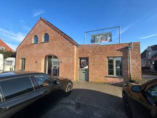 Magazijn/opslagplaats van ca. 100m² te huur in Vlimmeren/ Beerse!Voorzien van:- Automatische inkomdeuren- Verwarming (lucht-lucht)- Veel lichtinval-...