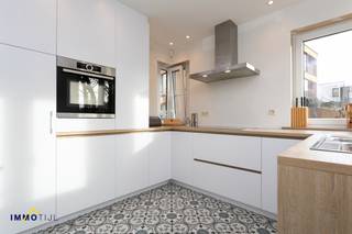 Bezoekdag ZAT 13/12 mits afspraak!Deze instapklare woning met een bewoonbare oppervlakte van 192 m² is uitstekend gelegen op wandelafstand van het...