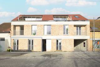 In het hartje van Nieuwkapelle (deelgemeente van Diksmuide) vinden we deze kleinschalige en energiezuinige 'Residentie d'Oude Smisse', bestaande uit...