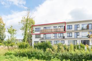 <p>[[ DIT PAND NEEMT DEEL AAN DE ERA OPEN HUIZEN DAG OP 19/9 VAN 11:00 TOT 12:00 ]]</p>

<p><strong>Op zoek naar een ruim en lichtrijk appartement met 3 slaapkamers, een terras én een uitstekende ligging? Dit is misschien wel uw nieuwe thuis!</strong></p>

<p>Dit appartement op de 2de verdieping bevindt zich in het centrum van Liedekerke, op wandelafstand van winkels, scholen en openbaar vervoer en met <span>het station </span>vlakbij. Dankzij de vlotte verbinding zijn ook Aalst, Ninove en Brussel gemakkelijk bereikbaar, ideaal voor wie graag alles dichtbij heeft.</p>

<p>Via de inkomhal kom je in de ruime, lichtrijke leefruimte met open keuken. De grote raampartijen zorgen voor een aangename lichtinval en geven rechtstreeks toegang tot het terras. Verder zijn er een gastentoilet, een badkamer met ligbad en 3 slaapkamers. Een praktische kelderberging zorgt tot slot voor extra opbergruimte.</p>

<p>De conforme elektrische installatie is een extra troef. Daarnaast biedt het plaatsen van een condensatieketel de mogelijkheid om het EPC-label te verbeteren naar label C.</p>

<p><strong>Zie jij jezelf hier wonen? Contacteer ons vandaag nog en plan een bezoek aan dit appartement in Liedekerke!</strong></p>