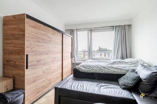 <p><span>Deze studio geniet van een centrale ligging tussen het Centraal Station en Berchem-Station, ideaal voor wie zich vlot met het openbaar vervoer wil verplaatsen. Ook met de wagen en de fiets zit je hier goed: de snelweg en de stadsrand zijn snel bereikbaar en in de buurt vind je verschillende velo-stations. Een uitstekende uitvalsbasis voor wie centraal en praktisch wil wonen.</span></p><p><span>De lichtrijke studio bevindt zich op de bovenste verdieping van een gebouw met acht verdiepingen. De vaste kosten bedragen €100/maand en omvatten onder andere warm en koud water, verwarming (op gas), lift en het onderhoud van de gemene delen.</span></p><p><span>Momenteel is de studio verhuurd aan €590/maand (exclusief vaste kosten), wat het ook interessant maakt als investering. De elektriciteit is conform en de aluminium ramen zijn voorzien van dubbele beglazing.</span></p><p><span>De indeling is praktisch en efficiënt: een uitgestrekte inkomhal met ingemaakte vestiairekast, een badkamer (3 m²) met ligbad/douche, lavabo en toilet, en een lichtrijke leefruimte met aansluitende keuken, samen goed voor circa 23 m².</span></p><p><span>Ben je op zoek naar een betaalbare studio op een centrale ligging of een interessante investering? Mis deze kans niet! Bewoonbare opp. 36 m² – ref.: bruto vloeropp. Voor meer info of een gratis schatting surf naar </span><span><span>www.hansimmo.be</span></span></p><p><span> </span></p>