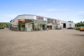 <p>Bien commercial / showroom d'env. 900 m² situé à un emplacement très visible, facilement accessible via la N41. Convient à toute activité commerciale, de salle d'exposition, de distribution ou de services tournée vers le public.</p>
<p><strong>Aménagement</strong></p>
<ul>
<li>Showroom de 306 m²</li>
<li>Espace bureau/polyvalent attenant de 264 m² avec climatisation</li>
<li>Entrepôt de 330 m² avec porte sectionnelle</li>
<li>14 places de parking privatives</li>
</ul>
<p><strong>Atouts</strong></p>
<ul>
<li>Excellent emplacement de visibilité — une véritable vitrine commerciale</li>
<li>Accès aisé via la N41 (liaison Saint-Nicolas–Alost) avec raccordement à l'E17</li>
</ul>
<p><strong>Disponibilité:</strong> en concertation avec les locataires actuels.</p>