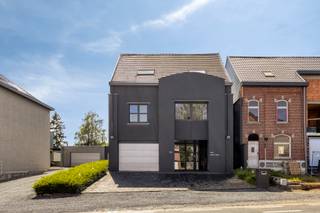 Deze ruime halfopen woning op een perceel van 10 are ligt centraal in Moerbeke, op wandelafstand van het station, winkels en dagelijkse voorzieningen. Via het openbaar vervoer bent u vlot verbonden met de regio en Brussel.

Met haar ca. 500 m² biedt deze eigendom een zeldzame combinatie van ruimte, comfort en flexibiliteit — ideaal voor wie wonen en werken combineert, kangoeroewonen overweegt of ruimte zoekt voor het hele gezin.

Het gelijkvloers heeft twee afzonderlijke ingangen: de privéingang leidt naar een hal met toegang tot de trap, garage, berging en kelder. Via een tweede, discrete inkom bereikt u de multifunctionele ruimte van 125 m², momenteel in gebruik als kinesitherapiepraktijk, maar even geschikt als kantoor, atelier, hobbyruimte of praktijk voor een vrij beroep. Buiten het hoofdgebouw bevindt zich een tweede garage met extra parkeergelegenheid.

De eerste verdieping omvat een lichtrijke, moderne leefruimte met volledig vernieuwde open keuken, drie ruime slaapkamers, een badkamer, apart toilet en berging. Via de leefruimte stapt u rechtstreeks de zuidwestgerichte tuin in van ca. 500 m², aangevuld met een terras op 2 niveaus van 45 m².

De bovenste verdieping is ingericht als zelfstandige woonunit met eigen keuken, leefruimte, badkamer, bureau, berging, slaapmezzanine en dakterras. Ideaal voor kangoeroewonen, een gastenverblijf of uitbreiding van de eigen woonruimte.

De woning werd in 2012 en 2016 gerenoveerd met aandacht voor de leefruimtes, keuken en de bovenste verdieping. Zonnepanelen en EPC-score B maken van deze woning een energiezuinige keuze.

Tot slot biedt deze woning ook interessante bijkomende mogelijkheden. Stedenbouwkundig is het toegelaten om de woning om te vormen tot een meergezinswoning. Daarnaast leent de multifunctionele ruimte van 125 m² zich uitstekend voor aparte verhuur.

Meer info of een bezoek? Mail naar charlotte@immoaccenta.be