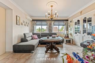 Voor meer info en foto’s, surf naar www.swevers.be – In het landelijke Zoutleeuw wacht deze verrassend ruime en instapklare gezinswoning op...