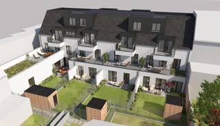 Nieuwbouwappartement in Residentie De Linde – Ertvelde<br /><br />Ontdek dit stijlvolle nieuwbouwappartement op het gelijkvloers van Residentie De Linde, gelegen aan de Lindenlaan in het centrum van Ertvelde. Dankzij de centrale ligging bevinden winkels, speciaalzaken, horecazaken, openbaar vervoer en belangrijke invalswegen zich allemaal op korte afstand.<br /><br />Het appartement beschikt over een aangenaam terras met een privétuintje. De residentie wordt gebouwd en afgewerkt met kwalitatieve en duurzame materialen, waaronder aluminium buitenschrijnwerk van Schüco, zonnepanelen en een individuele lucht/water-warmtepomp van Daikin Altherma 3. Hiermee kan u zowel efficiënt verwarmen als koelen.<br /><br />Het appartement wordt volledig afgewerkt en biedt bovendien nog inspraakmogelijkheden bij de keuze van onder meer de keuken, het sanitair, de vloerafwerking en de binnendeuren. Zo kunt u de woning nog gedeeltelijk naar eigen smaak en wensen laten afwerken.<br /><br />Ondergronds bevindt zich een afgesloten garagebox, inbegrepen in de verkoopprijs, voorzien van een eigen elektriciteitsvoorziening en een elektrische poort. Daarnaast beschikt het appartement over een private tuinberging.<br /><br />Dankzij de uitstekende ligging, de energiezuinige technieken en de kwalitatieve afwerking is dit appartement zowel geschikt als eigen woning als voor verhuur. Onder bepaalde voorwaarden is aankoop bovendien mogelijk aan het verlaagde btw-tarief van 6% (eigen bewoning en verhuur).<br /><br />Prijsinformatie:<br />De gepubliceerde prijs is exclusief registratierechten, btw, notariskosten, aansluitingskosten en EPB.<br /><br />Totale prijs bij 6% btw: € 512.914,76<br />Totale prijs bij 21% btw: € 569.914,76