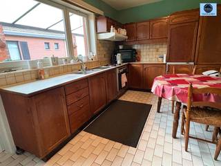 BUNGALOW OP EEN ZEER LEUKE LOCATIEVraagprijs : 275.000 euro Op de begane verdieping is er een inkomhal, rustieke living, keuken, berging en 3...