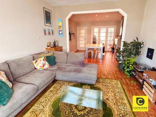 <p><span>Karaktervol 2 slaapkamer appartement aan 't Brilschanspark + privatief genot 180m² dak!</span><span><br /></span><span>Dit instapklaar appartement bevindt zich in een kleinschalig en prima onderhouden gebouw in een mooie zijstraat van het Brilschanspark. Een ware droom om in een groene en rustige omgeving te wonen op een boogscheut van het bruisende stadsleven. Op deze toplocatie zijn winkels, scholen, horeca, sportfaciliteiten, invalswegen en openbaar vervoer steeds vlakbij. Het exclusieve genot van het recent vernieuwde dak is een enorme troef waardoor een gigantisch dakterras en/of daktuin tot de mogelijkheden behoort. Kortom, een unieke kans om kwalitatief te wonen in één van de meest gegeerde buurten in Berchem met een overvloed aan potentieel.</span></p><p><span><br /></span><span>Inkomhal, leefruimte & keuken:</span></p><p><span>De ziel van het appartement toont zich meteen in de inkomhal op authentieke planché, dewelke doorgetrokken werd in nagenoeg het hele appartement. Ook de leefruimte (36m²) ademt persoonlijkheid, denk maar aan de hoge plafonds, de erker, de bogen, de vintage deuren met kathedraalglas en de sierhaard. Dit alles wordt nog eens extra in de verf gezet door de prachtige natuurlijke lichtinval die die ook het ruimtegevoel benadrukt. De geriefelijke keuken op vintage tegelvloer is voorzien van een keramisch vuur, dampkap, oven, microgolf en vaatwasser. </span></p><p><span> </span></p><p><span>Slaapkamers, badkamer & toilet:</span></p><p><span>De master-bedroom, eveneens op planché en met romantische sierhaard, ligt aan de nog rustigere achterzijde waardoor een goed nachtrust en 100% privacy gewaarborgd zijn. De andere kamer situeert zich tussen eetkamer en keuken en leent zich overigens perfect als thuisbureau en/of dressing. In de badkamer kan je zowel genieten van een rustgevend bad als van een deugd doende douche. Uiteraard is ook een wasmeubel en een toilet voorzien. </span></p><p><span> </span></p><p><span>Terras, dakrechten & kelder:</span><span><br />Het terras ligt aanpalend de keuken, kijkt uit op het groen en leent zich perfect om gezellig te aperitieven. Ziet u het groter? Dan biedt het privatieve genot op het ganse dak enorm veel potentieel. Zo is het zelfs mogelijk om rechtstreeks vanuit het appartement een trap te voorzien naar uw mogelijk toekomstig dakterras. Om de benen te strekken is een wandeling in het geweldige Brilschanspark bovendien een echte aanrader. De aansluitingen voor uw wasmachine en droogkast vindt u in uw privatieve kelderberging.</span></p><p><span><br /></span><span>Extra troeven:</span></p><p><span>- Toplocatie (Mobiscore 9,3/10)</span></p><p><span>- Excl. genot dak (zie basisakte)</span></p><p><span>- Gunstig EPC</span></p><p><span>- Elektriciteit conform</span></p><p><span>- Dakisolatie 10 cm PUR/PIR</span></p><p><span>- Individuele meters (excl. water)</span></p><p><span>- Fiberklaar<br />- Kelder</span></p><p><span> </span></p>