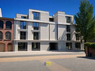 <p><span>Appartement met 2 slaapkamers op de tweede verdieping van een kleinschalig nieuwbouwproject in de levendige winkelstraat van Schoten. </span></p><p><span>Luxueus afgewerkt, energiezuinig en lichtrijk appartement op wandelafstand van winkels en horeca. Berging en autostaanplaats apart bij aan te kopen.</span></p><p><span>Het appartement beschikt over een terras van 9 m² met zuidoost oriëntatie. BEN appartement met voorzien E-peil van 18 door de uitvoerige isolatie, warmtepomp met vloerverwarming en zonnepanelen. </span></p><p><span>Contacteer ons voor een afspraak.</span></p>