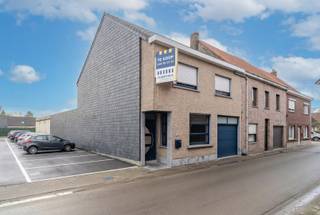 In een DOODLOPENDE STRAAT in Desselgem vindt men deze instapklare eengezinswoning terug met 3 slaapkamers (mogelijkheid 4)!De zijgevel van de woning...