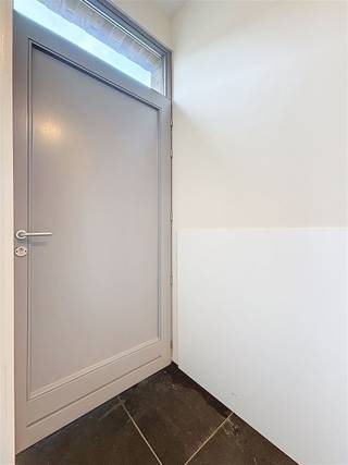 VOLLEDIG GERENOVEERDE, ENERGIEZUINIGE WONING MET GARAGE OP HET GELIJKVLOERS VINDEN WE DE INKOMHAL EN DE RUIME GARAGE MET SECTIONALE POORT.HET...