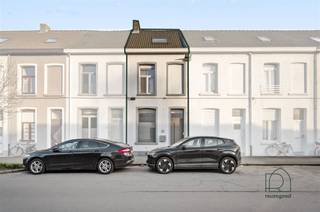 <p><span>Charmant en gerenoveerd instapklaar huis met 2 slaapkamers </span></p><p><span>In een aangename woonstraat in </span><span>Mechelen Noord</span><span> vind je dit </span><span>leuke, recent en stijlvol gerenoveerde huis</span><span> dat helemaal klaar is om nieuwe bewoners te verwelkomen. Instapklaar wonen, zonder zorgen.</span></p><p><span>Je komt binnen via een </span><span>aparte inkomhal met gastentoilet</span><span>. De leefruimte loopt van voor- tot achtergevel en baadt in het licht, wat meteen zorgt voor een heerlijk ruim gevoel. Vooraan is er plaats voor een </span><span>bureau of werkhoek</span><span>, in het midden een gezellige </span><span>zithoek</span><span> en achteraan een </span><span>eetkamer met prachtige, volledig uitgeruste keuken</span><span> ideaal om te koken en te genieten.</span></p><p><span>Buiten wacht een </span><span>leuke stadstuin</span><span>, perfect voor een koffie in de zon of een zomerse barbecue.</span></p><p><span>Op de eerste verdieping bevindt zich een </span><span>ruime slaapkamer</span><span> en een </span><span>volledig vernieuwde, stijlvolle badkamer</span><span> met zowel </span><span>bad als douche</span><span>. Via een vaste trap bereik je de zolderverdieping, waar zich de </span><span>tweede slaapkamer</span><span> bevindt.</span></p><p><span>Kortom: een charmante woning met een slimme indeling, mooie afwerking en een fijne ligging.</span></p><p><span>Het EPC is epc label C, de elektrische keuring is conform en de woning is asbestveilig. </span></p><p><span>Contacteer ReuzeGoed snel voor een bezoek</span><span> via </span><span>0470 11 56 80</span><span> of </span><span>welkom@reuzegoed.be</span><span> dit pareltje wil je niet missen! </span></p>