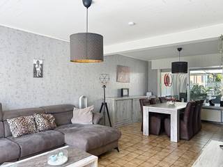<p>Netjes onderhouden en handig ingedeelde woning op een uitstekende locatie. De woning is gelegen in een autoluwe woonwijk net buiten het centrum van Herenthout, op fietsafstand van alle nodige faciliteiten en op 200m van het gemeentelijk sportcentrum met tal van recreatiemogelijkheden. Op het gelijkvloers beschikt deze woning over een inkomhal met gastentoilet, een leefruimte, een geïnstalleerde keuken, een ruime veranda, een wasplaats en een inpandige garage. Op de 1e verdieping vindt u een nachthal met toegang tot 3 slaapkamers en een badkamer met douche en toilet. Achteraan geniet deze woning een netjes aangelegde en volledig omheinde tuin, welke tevens beschikt over een handige achteringang. Vooraan is er een grote oprit met voldoende parkeergelegenheid, alsook een extra carport naast de woning. De woning is reeds voorzien van zonnepanelen en een thuisbatterij, dus ook op vlak van energiezuinigheid zijn de eerste stappen reeds gezet. Een handige kamerindeling, goede ruimteverhoudingen en rustige ligging zijn dé troeven en maken dit een ideale woning voor jonge gezinnen met kinderen. Renovatieplicht van toepassing.</p>