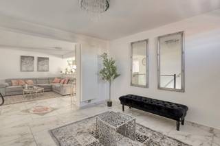 Ben je op zoek naar een gerenoveerde bel-etage met een tal van mogelijkheden? Zoek niet verder. Deze polyvalente woning op de Wetterensteenweg 4 heeft alles wat je zoekt. <br /><br />Indeling gelijkvloers:<br />- Parkeerplaats<br />- Horecaruimte<br />- Inkomhal bel-etage<br /><br />Indeling eerste verdieping:<br />- Woonkamer met uitgeruste open keuken<br />- 3 slaapkamers<br />- 2 badkamers (douche en toilet) + (ligbad en toilet)<br />- Apart toilet<br />- Technische ruimte<br />- Terras<br /><br />Indeling tweede verdieping: <br />- Nachthal<br />- 1 slaapkamer<br /><br />Bijzonderheden:<br />- Er werd een bestuurlijke maatregel opgelegd<br />- Bruikbaar vloeroppervlak van maar liefst 395 m² <br />- Op heden staat de woning gekend als handelshuis met als functie horeca. <br />- Er is een simulatie van het EPC-attest (EPC C) aanwezig met de volgens de eigenaar gebruikte isolatie in de woning<br /><br />Mis deze kans niet en vraag vandaag nog jouw bezoek aan! <br /><br />Bij Albert kom je thuis
