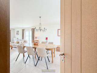 <strong>INSTAPKLARE OPEN BEBOUWING</strong> met <strong>GUNSTIG EPC-LABEL B</strong> en een rustige ligging aan het <strong>PRACHTIGE ENAMEBOS</strong>. Deze energiezuinige gezinswoning combineert comfort, ruimte en een uitstekende bereikbaarheid in een residentiële, <strong>KINDVRIENDELIJKE EN VERKEERSLUWE STRAAT</strong> nabij winkels, scholen en openbaar vervoer, met het historische centrum van Oudenaarde op slechts 4 km afstand. Via de inkomhal met gastentoilet komt u in de lichtrijke leefruimte die naadloos aansluit op de volledig ingerichte keuken. Verder beschikt de woning over een praktische berging/wasplaats en een <strong>INPANDIGE GARAGE</strong>. Op de eerste verdieping bevinden zich <strong>4 VOLWAARDIGE SLAAPKAMERS</strong>, ingerichte badkamer en aparte douchekamer. De zolder, bereikbaar via een trapluik, biedt extra bergruimte. Buiten geniet u van meerdere terrassen met <strong>OOST-, ZUID- EN WESTORIËNTATIE</strong>. De <strong>VERZORGDE TUIN MET TUINHUIS</strong> vormt de perfecte plek om te ontspannen en maakt deze woning tot een ideale keuze voor wie rustig en comfortabel wil wonen in een <strong>GROENE OMGEVING NABIJ OUDENAARDE</strong>.<br /><br />Adres: Dorre Wei 43 te Ename (Oudenaarde)<br /><br />EPC: 184kWh/m², G-score en P-score A, Geen renovatieverplichting van toepassing