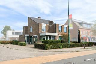 <h3><span>Veelzijdig hoekpand met parking en tal van mogelijkheden in Meerle</span></h3><p><span>Op een </span><span>zichtbare hoeklocatie in het centrum van Meerle</span><span> bevindt zich dit voormalige KBC-bankkantoor. Het pand beschikt over ca. </span><span>376 m² kantooroppervlakte</span><span>, verdeeld over verschillende bouwlagen, en combineert een sterke commerciële ligging met parkeergelegenheid en heel wat mogelijkheden voor een nieuwe invulling. Een gedeelte van het pand is momenteel verhuurd aan </span><span>Batopin/Cash Point</span><span>. </span></p><p><span>Het gelijkvloers is momenteel ingericht als kantoorruimte en biedt dankzij de oppervlakte en zichtbaarheid mogelijkheden voor onder meer een </span><span>kantoor, praktijk, winkel, showroom of horecaconcept</span><span>.</span></p><p><span>Op de eerste verdieping bevinden zich verschillende afzonderlijke ruimtes en een keuken. Hierdoor kan deze verdieping zowel professioneel worden gebruikt als, mits de nodige vergunningen, worden omgevormd tot woonruimte. Daarboven bevindt zich nog een </span><span>ruime, grotendeels open zolderverdieping van ca. 131 m²</span><span>, ideaal voor de creatie van bijvoorbeeld een loft, appartement, atelier of bijkomende werkruimte.</span></p><p><span>Het gebouw beschikt bovendien over een </span><span>ruime kelderverdieping</span><span>, aangevuld met een gedeelte kruipkelder en technische ruimtes. De verwarming gebeurt op aardgas en er is tevens een koelinstallatie aanwezig. De elektrische installatie werd in 2024 </span><span>conform gekeurd</span><span>. </span></p><p><span>De combinatie van </span><span>hoekligging, zichtbaarheid, parking, commerciële ruimte en de mogelijkheden op de verdiepingen</span><span> maakt dit een bijzonder interessant pand voor ondernemers en investeerders. Ideaal voor wie werken en eventueel wonen wil combineren of op zoek is naar een eigendom met verschillende toekomstmogelijkheden.</span></p><p><span>Alternatieve bestemmingen en woonmogelijkheden zijn steeds onder voorbehoud van de geldende stedenbouwkundige voorschriften en eventuele vergunningen.</span></p>