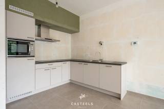Een heel tof en knus appartement, ideaal voor starters die op zoek zijn naar een rustige omgeving om volop te genieten!<br /><br />Duurzaam, comfortabel en energiezuinig wonen in het groen van Kluisbergen. Dit nieuwbouwappartement van ca. 69 m² (incl. terras) op het gelijkvloers is volledig afgewerkt, enkel de schilderwerken moeten nog worden uitgevoerd. Het combineert lage energiekosten met een kwalitatieve afwerking, een eigen terras/tuintje, en met unieke extra faciliteiten.<br /><br />De troeven van dit appartement:<br />-Energiezuinig &amp; toekomstbestendig: Dankzij de recentste isolatienormen en moderne bouwtechnieken geniet u van een uiterst lage energiefactuur en een aangenaam, constant binnenklimaat.<br />-Gelijkvloers met privatief terras &amp; gezellig tuintje: U geniet van het comfort van wonen op het gelijkvloers. Het terras en het tuintje zijn compact en daardoor uiterst onderhoudsvriendelijk, maar bieden precies genoeg ruimte om in alle rust heerlijk buiten te genieten.<br />-Schilderwerken inclusief &amp; naar eigen keuze: De afwerking van de schilderwerken is volledig inbegrepen in de prijs. U kiest het kleuren- en afwerkingspalet nog volledig naar eigen wens, zodat het appartement geheel naar uw smaak wordt opgeleverd.<br /><br />Kwalitatieve afwerking &amp; optimaal comfort: De lichtrijke leefruimte is voorzien van een tegelvloer en loopt naadloos over in de volledig geïnstalleerde open keuken. Daarnaast beschikt het appartement over één volwaardige slaapkamer, een ruime en badkamer met comfortabele douche.<br /><br />Unieke gemeenschappelijke faciliteiten: Naast uw privatieve terras en tuin krijgt u ook toegang tot een mooi aangelegde gemeenschappelijke tuin met petanquebaan, een ontmoetingszaal voor bewoners en een ruime veilige fietsenberging.<br /><br />Uitstekende ligging &amp; bereikbaarheid<br />Het appartement is prachtig gelegen in het hart van de Vlaamse Ardennen, op een boogscheut van het Kluisbos en bekende wandel- en fietsroutes zoals de Oude Kwaremont.<br /><br />Ondanks de rustige en groene omgeving is de bereikbaarheid uitstekend:<br />Verbindingen: Dankzij de nabijheid van de N60, N36 en N453 bereikt u vlot omliggende steden en gemeenten zoals Oudenaarde, Ronse, Avelgem, Maarkedal en Mont-de-l'Enclus. De snelweg E17 (oprit Waregem of Deerlijk) bevindt zich op slechts 15 tot 20 minuten rijden.<br /><br />Voorzieningen: Winkels voor de dagelijkse boodschappen (onder meer Delhaize, Spar en Carrefour Express), evenals lokale bakkers, slagers en apotheken bevinden zich in de directe nabijheid. Uitgebreider shoppen kan makkelijk in het nabijgelegen Oudenaarde of Ronse.<br /><br />Scholen: Verschillende basisscholen (zoals GBS De Start) en kinderopvangvoorzieningen liggen op wandel- of fietsafstand. Middelbare scholen in Ronse en Oudenaarde zijn eveneens vlot bereikbaar.<br /><br />Interesse in dit tof en energiezuinig gelijkvloers nieuwbouwappartement? Neem contact op voor meer informatie of om een bezoek in te plannen!<br /><br />Stedenbouw in aanvraag.