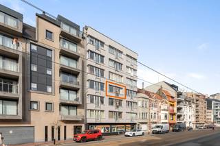 <strong>Lichtrijke</strong> <strong>studio</strong> op wandelafstand van zowel het centrum als het strand<br /><br />Bij het binnenkomen van de studio bevindt zich recht voor je de <strong>leefruimte</strong> alsook <strong>dienende</strong> als <strong>slaaphoek</strong>. De <strong>keuken</strong> met aanwezigheid van de <strong>basisvoorzieningen</strong> bevindt zicht naast de leefruimte. Tussen de inkomdeur en de leefruimte situeert zich aan de rechterzijde de <strong>badkamer</strong> met aanwezigheid van een <strong>douche</strong> en <strong>enkele</strong> <strong>lavabo</strong>.<br /><br />Deze studio te bereiken met de <strong>lift</strong> gelegen op de <strong>derde</strong> <strong>verdieping</strong> in de residentie Mare Nostrum daterende uit het jaar 1970 is de <strong>ideale</strong> <strong>investering</strong>. De <strong>voorgevel</strong> van het gebouw is recentelijk <strong>gerenoveerd</strong>. 