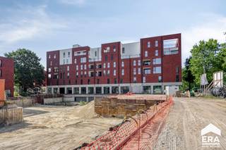 Prachtig wonen in Pelt: deze appartementen zijn snel beschikbaar!<br />Dit appartement ligt op een rustige, groene toplocatie in het centrum van Pelt. <br />De royale leefruimte geniet van veel lichtinval dankzij grote ramen die uitgeven op het ruim terras. De rolstoeltoegankelijke lift en doordachte indeling maken dit appartement bovendien geschikt voor elke levensfase.<br /><br />Het is voorzien van vloerverwarming via warmtepomp en energiezuinige technieken. Dat betekent lage energiekosten en maximaal wooncomfort. Een futureproof aankoop dus waarmee je goed zit voor nog vele jaren!<br /><br />Aankoop onder btw-stelsel (21% op constructieaandeel en 12% op grondaandeel, indien van toepassing.)<br /><br />Verplichte aankoop parkeerplaats (€26.500) en berging (€5.000).<br />Contacteer ons voor meer informatie of een bezoek ter plaatse.<br />011/646.480. - info@eratournier.be