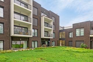 Deze instapklare zuinige en lichtrijke assistentiewoning in residentie parkrand bevat 1 grote slaapkamer en 1 kleine kamer ( dressing/bureau) 2 inbouw slaapkamerkasten , 1 inbouw vestiairekast in de living, Gordijnen en overgordijnen en verlichting opbouw ledspots. De flat ligt midden in de stad en dicht bij grootwarenhuizen ( okay city en Delhaize), winkels, bibliotheek , dokters en Kine praktijk en op wandelafstand van het station. Er is mogelijkheid om een garage te huren in het gebouw of rechtover het gebouw. De flat is ook uitgerust met een noodoproepsysteem. Indeling : leefruimte met volledig ingerichte keuken met bijhorende berging voor aansluiting van wasmachine en droogkast en eventueel extra frigo , aansluiting voor internet en telefonie van Telenet of Proximus, of andere door u te bepalen. Badkamer met inloopdouche en wastafel en toilet, terras met zicht op binnentuin. Overal zijn er ook elektrische zonnescreens voorzien. In de prijs zit ook een fietsstalling en een berging in de kelder/garage. In het gebouw is een polyvalente ontmoetingsruimte/ cafetaria en pedicure voorzien. In de zorgprijs van 9,56€ per dag zit het bezoek van de woonassistent die instaat voor de administratieve, technische, sociale ondersteuning . Ook in de zorgprijs in begrepen kan je vrij gebruik maken van de fitness- sportruimte , gemeenschappelijke ontspanningsruimte, crisiszorg, onderhoud gemeenschappelijke delen, overbruggingszorg en brandverzekering van de flat. Extra services kunnen geregeld worden door de woonassistent o.a. poetsdienst, strijkdienst, boodschappendienst en warme maaltijden aan huis.<br />Wil je de flat verhuren dan ontvang je als eigenaar 36,31€ per dag wat overeenkomt met een gemiddeld rendement van 3,4%. Wens je de serviceflat zelf als eigenaar te bewonen en heb je geen eigendommen dan zijn de notariskosten maar 2% . Als investeerder voor verhuur betaal je 12% notariskosten. Belangrijk is ook dat je bij deze erkende serviceflat geen jaarlijks kadaster betaald.